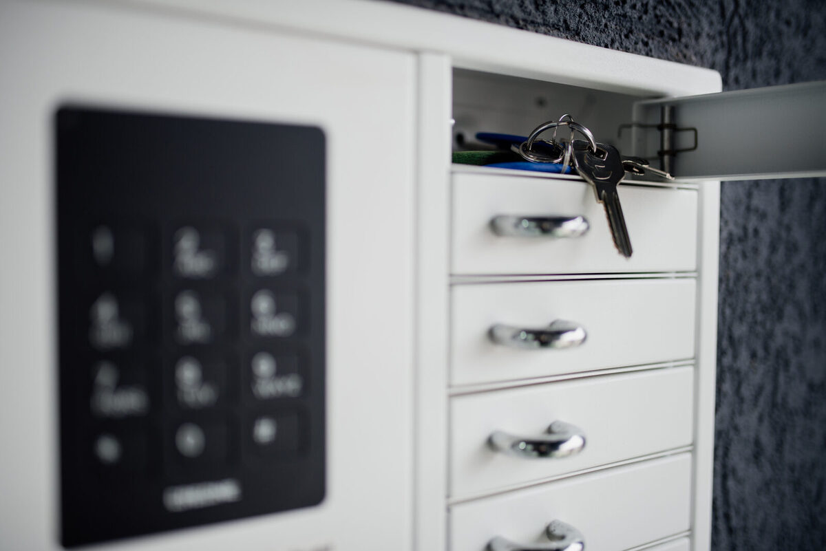 Offener Schlüsselschrank mit Zahlenschloss im Büro