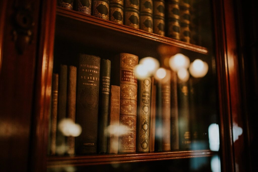 Regal mit alten gebundenen Büchern