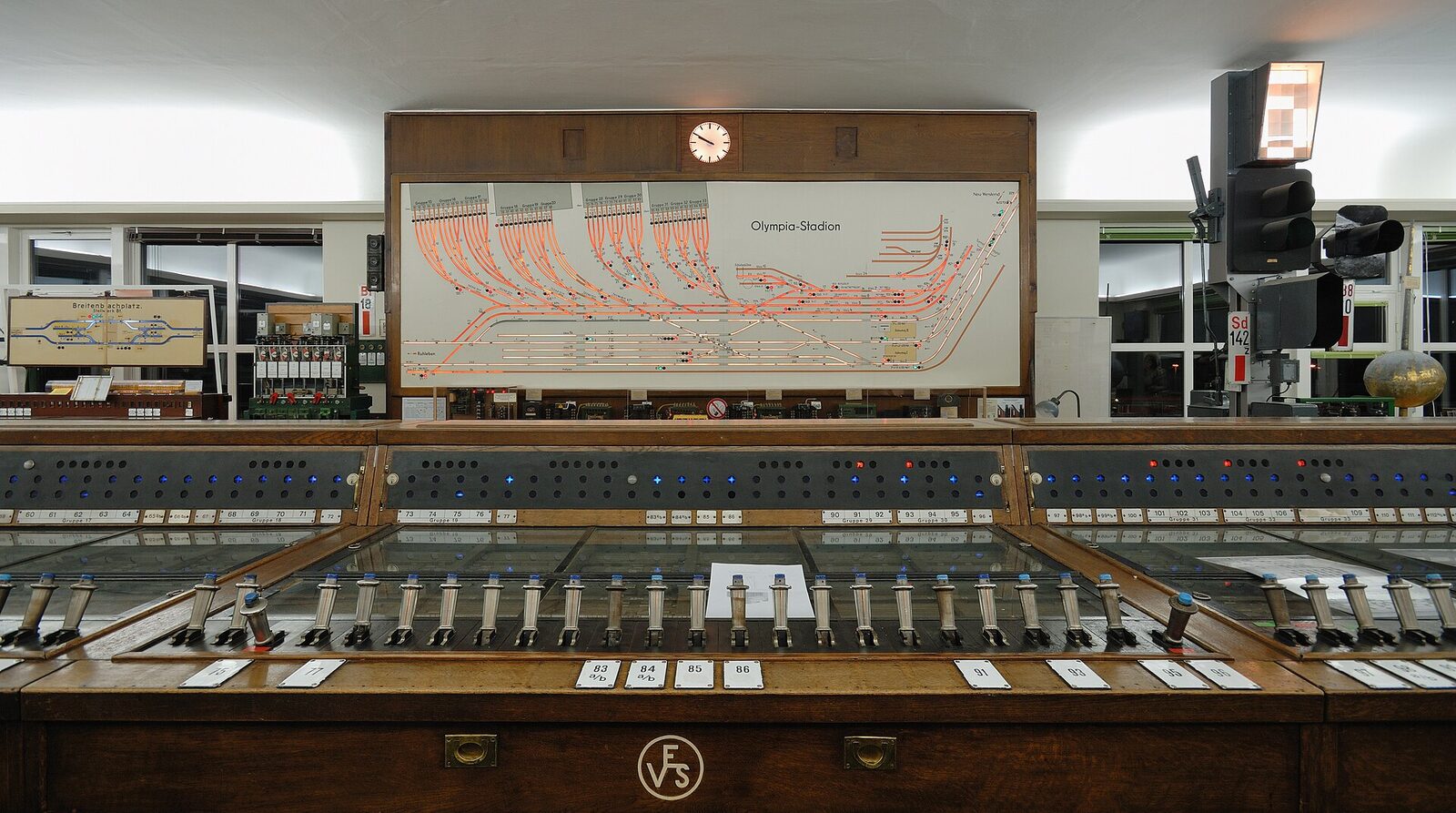 Hebelstellwerk mit langer Hebelreihe und Gleisbildtafel