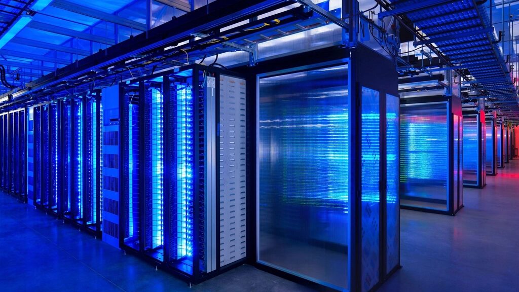 Serverraum mit blau beleuchteten Rechnerschränken