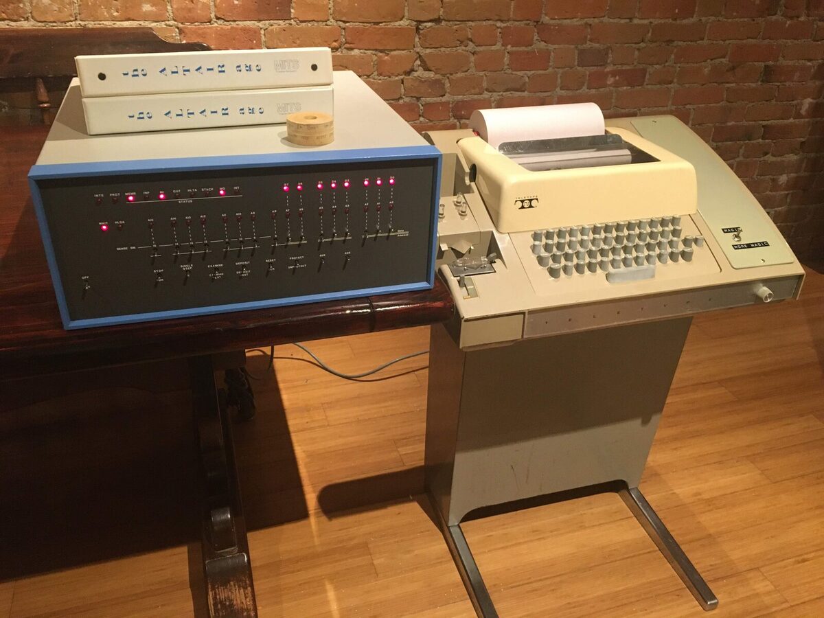 Altair 8800 Mikrocomputer neben einem Fernschreiber