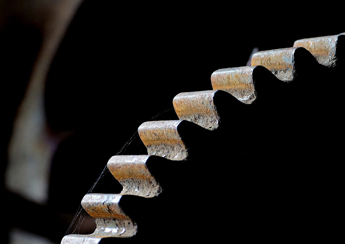 Nahaufnahme eines schraubenförmigen Metallgewindes