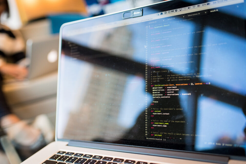 Bildschirm mit Quelltext einer Website